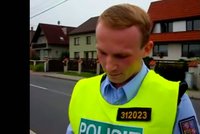 VIDEO: Řidič vyškolil policajta na silnici