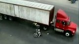 Policistku sestřelil kamión: O vlásek ji minula zadní kola!