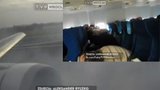 Video z paluby boeingu: Lidé tleskali, pak se v panice drali k východu