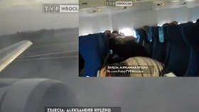 Jeden z cestujících natočil nouzové přistání boeingu na varšavském letišti na video přímo na palubě letounu. Hladké dosednutí vystřídal zběsilý úprk cestujících z letadla