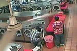 Rodiče zavřou z legrace syna do pračky, ta se spustí