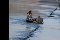 VIDEO: Matku s kočárkem smetlo moře