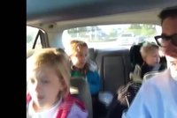 Správná výchova: Táta se 3 dětmi zpívá v autě hit od Queen