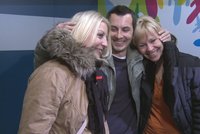 Slzy radosti: Rodiny se setkaly na letišti s vězněnými Čechy
