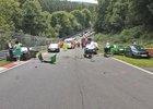 Hromadná nehoda deseti aut na Nürburgringu. Kvůli maličkosti