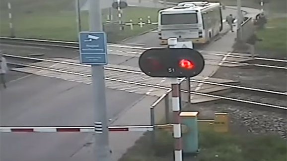 Další šílený řidič z Polska. Autobus zaklínil mezi závorami, přijíždějící vlak chtěl zastavit máváním