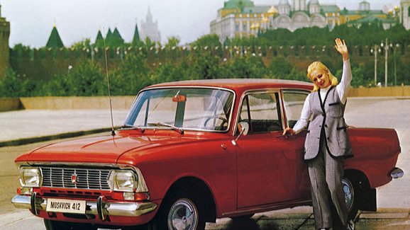 Moskvič 412 slaví 50 let. Připomeňte si úsměvné propagační snímky
