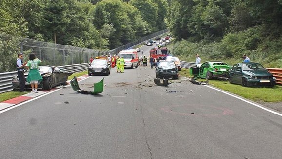 Hromadná nehoda deseti aut na Nürburgringu. Kvůli maličkosti