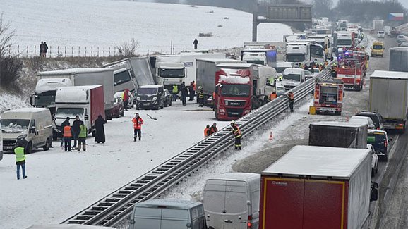 Jak se chovat při hromadné dopravní nehodě? Kde zastavit? A lze z auta vystoupit?