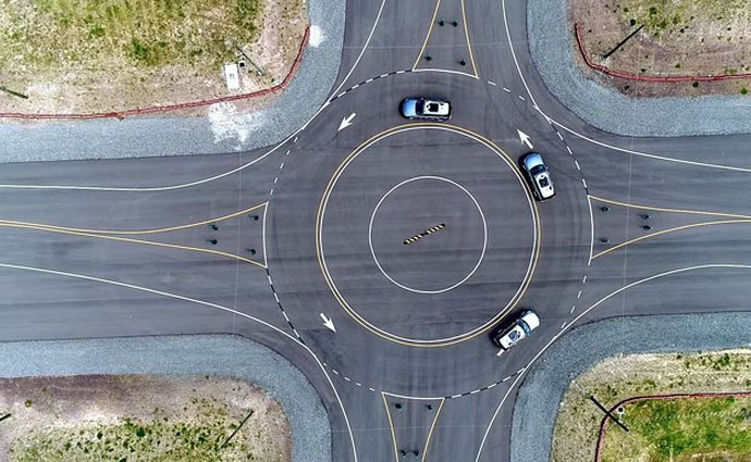 Uber zintenzivnil testy aut bez řidiče. Vystavěl pro ně falešné městečko plné nástrah