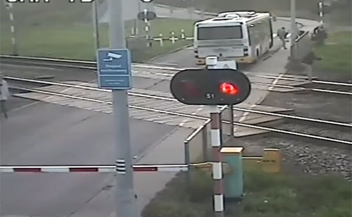 Další šílený řidič z Polska. Autobus zaklínil mezi závorami, přijíždějící vlak chtěl zastavit máváním