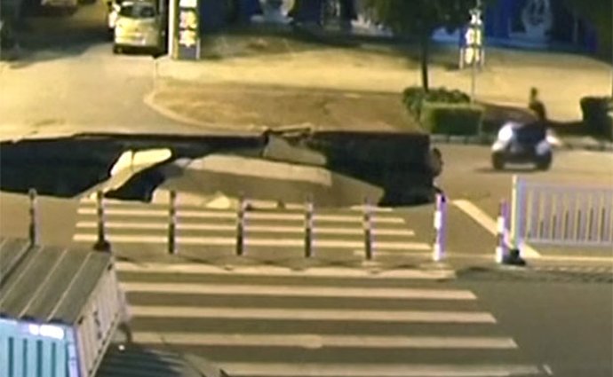 V Číně se propadla silnice, do díry zahučel skútrista bez helmy