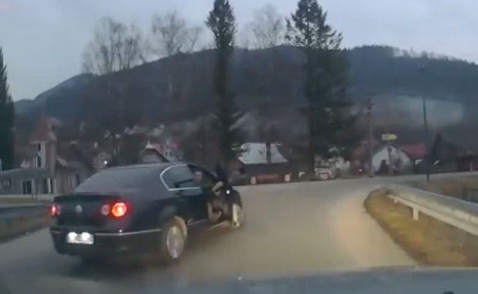 Drama na Slovensku: Řidič se zařadil těsně před jiné auto, posádka to neunesla a zmlátila jej kamenem