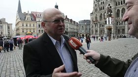 Vladimír Remek tvrdí, že atentátníka na Klause nezná. Útočník se s ním v minulosti nechal fotit