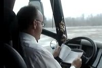 Šofér autobusu hazardoval se životy cestujících: Během jízdy si četl!