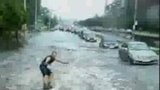 Šílení Rusáci: Povodeň využili k vodnímu lyžování!