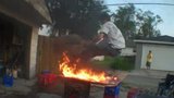 VIDEO: Hlupák skočí z auta do ohně: Shoří mu zadek!