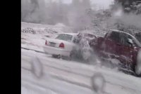 Kalamita v Utahu: Ze silnic je smrtící kluziště, auta nejdou uřídit