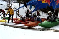 Adrenalin v Krkonoších: Borci sjížděli sjezdovku v kajaku!