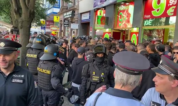 Finále KL v centru Prahy: Pohoda na Staromáku i incidenty a zásah policie