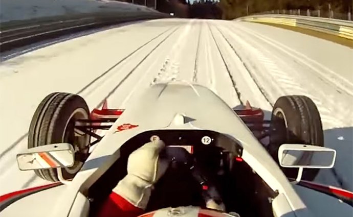 S monopostem na zasněženém Nürburgringu: Pan řidič, nebo šílenec? (video)