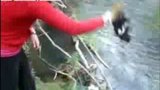 Nechutné video: Brutální holčička naházela šest živých štěňat do řeky!