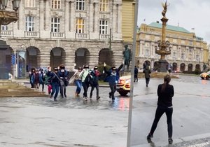 Čas záběru podle autora 15:11, studenti univerzity utíkají za Rudolfinum do bezpečí, nikdo netuší, že střelec je na střeše (levý horní roh) a chystá se střílet... zazní výstřely, vyděšení přihlížející se rozprchnou.