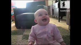 Video, které vás rozesměje do pěti sekund! Pes, který sebere holčičce popcorn