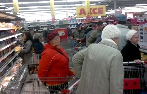 Boj o levné máslo v Plzni: Důchodci vzali útokem supermarket