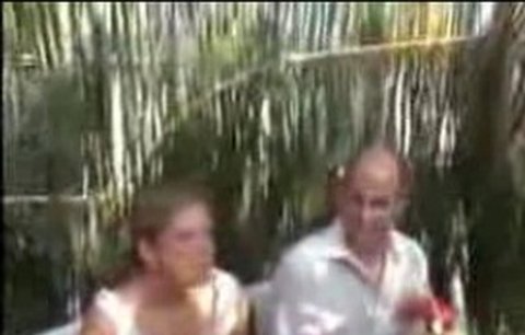 VIDEO: Oddávající nadával svatebčanům do prasat!