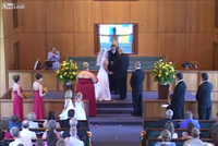 Pohroma na svatbě: Do kostela při obřadu vnikl naháč!