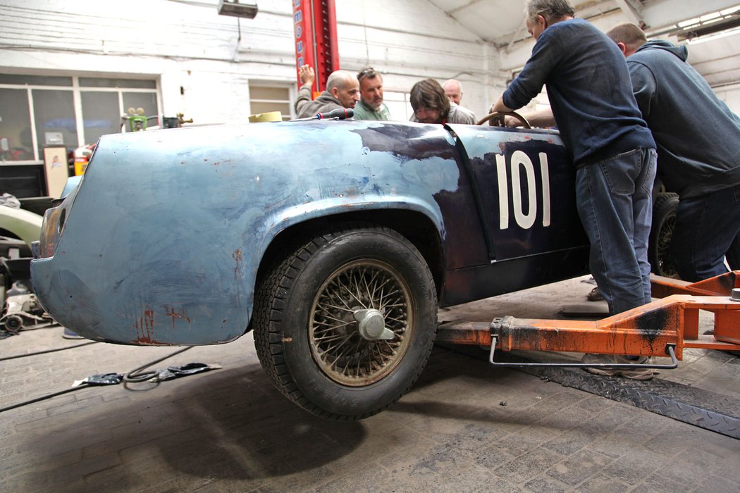 Při odkrývání vrstev laku se ukázalo, že vůz byl původně v závodní světle modré.