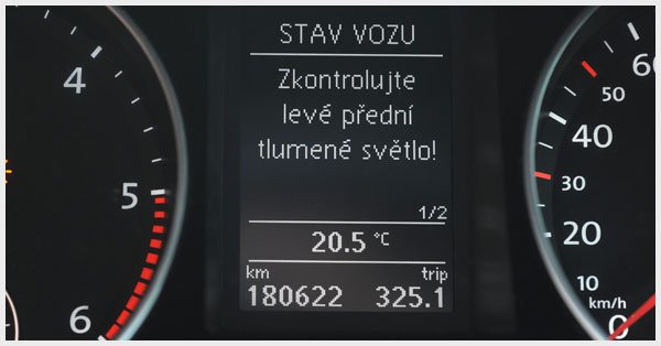 Dražší auta vás na prasklou žárovku upozorní hlášením na pří-strojové desce. U levnějších musíte dělat klasickou „kontrolu“ před jízdou.