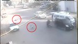 Šokující video: Dvě děti vypadly z jedoucího auta!