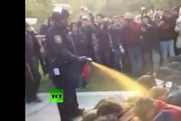 Policejní násilí v USA: Bezbranným studentům nastříkali pepřák do očí!