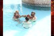 Vendula Svobodová se synem Jakubem dovádějí v bazénu