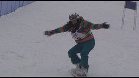 Anife Vyskočilová padá na snowboardu