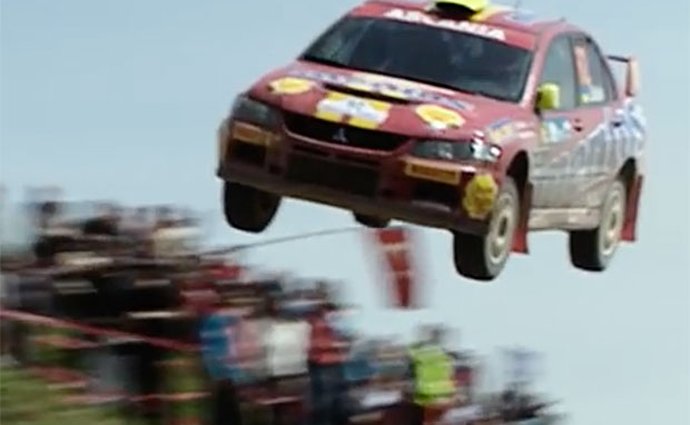 Nejlepší skoky ve WRC: Létá se opravdu daleko (video)