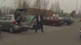 Motorkář natočil pokus o krádež na parkovišti supermarketu
