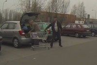 Čtenář natočil oloupení důchodce: Takhle se krade na parkovišti!