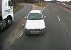 Když auto vjede pod kola kamionu (on-board video)