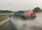 Video: BMW M3 v dešti na dálnici - fyziku neoblafneš