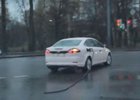 Video: Mondeo odjelo z benzinky i s hadicí