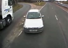 Když auto vjede pod kola kamionu (on-board video)
