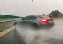 Video: BMW M3 v dešti na dálnici - fyziku neoblafneš