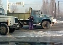 Video: Těžký (a bolestivý) život ruského policisty