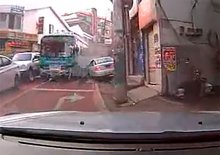 Video: Protijedoucí autobus vs. pohotová reakce a trocha štěstí