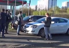 Video: Takto se v Rusku bojuje s řidiči, kteří si zkracují cestu po chodnících