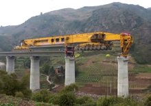 Neuvěřitelný šesnáctinápravový stroj staví mosty jednoduše jako lego