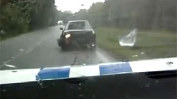 Video: Crash-test v 70 km/h - Dodge městské policie vs. auto v protisměru